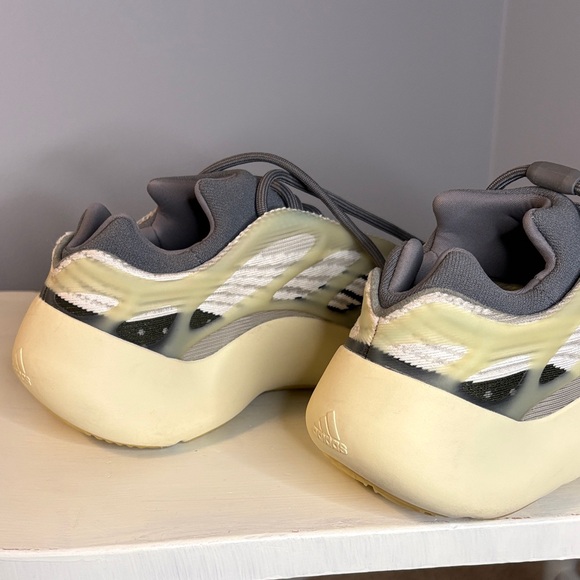 Yeezy 700 V3 Fade Salt Men’s 7.5 LIKE NEW! W/Box